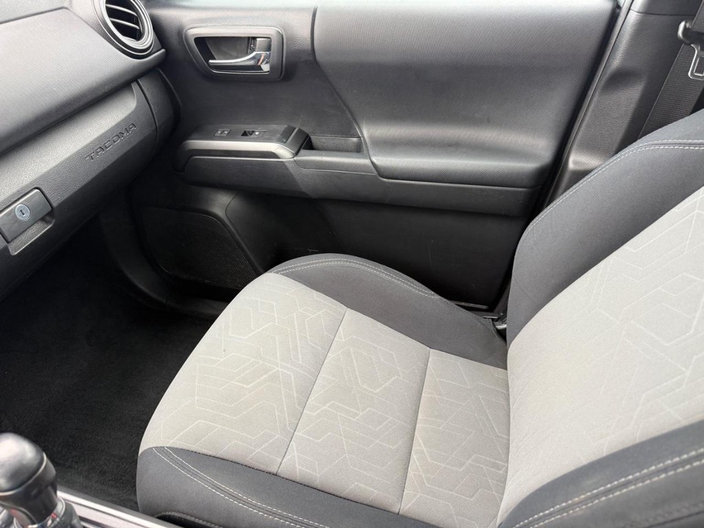Toyota Tacoma 4WD Vehicle Full-screen Gallery Image 20