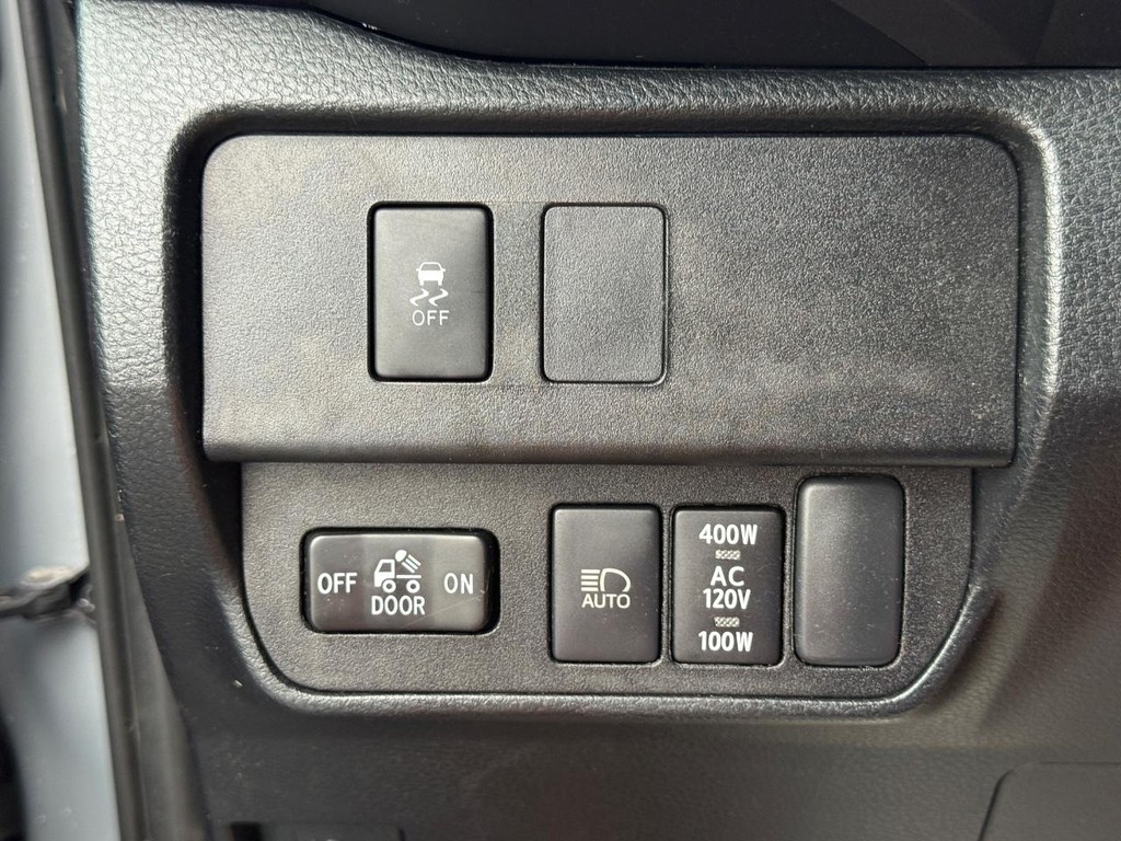 Toyota Tacoma 4WD Vehicle Full-screen Gallery Image 22