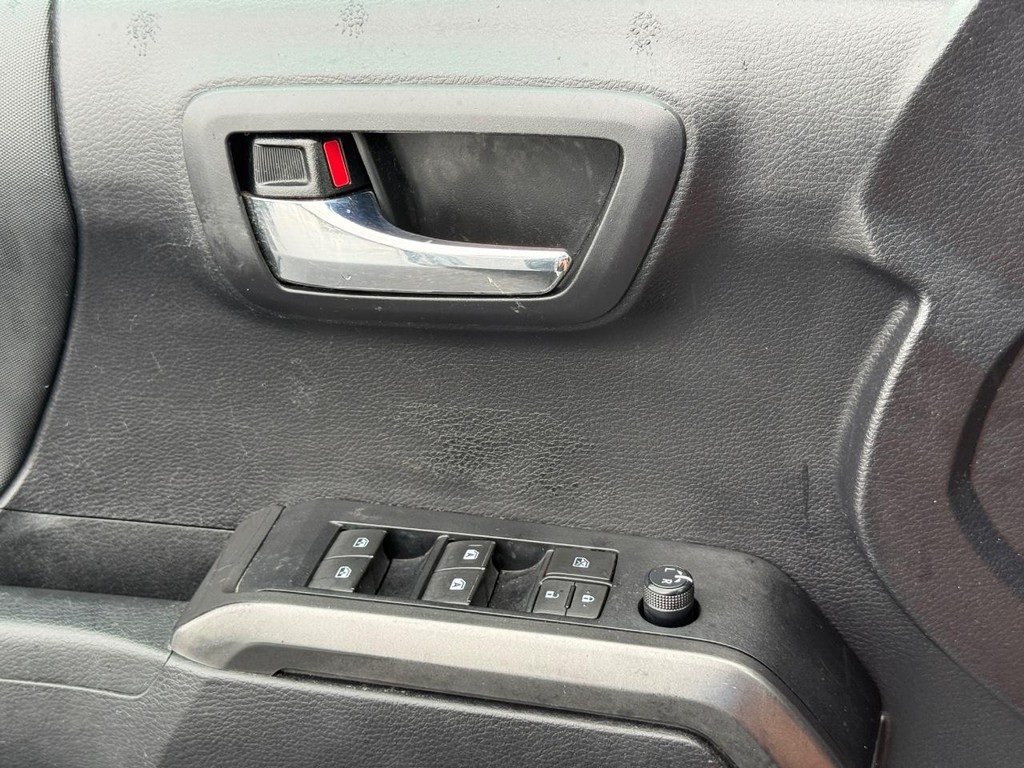 Toyota Tacoma 4WD Vehicle Full-screen Gallery Image 23