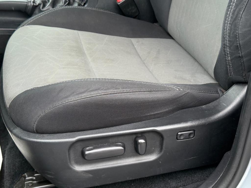 Toyota Tacoma 4WD Vehicle Full-screen Gallery Image 24