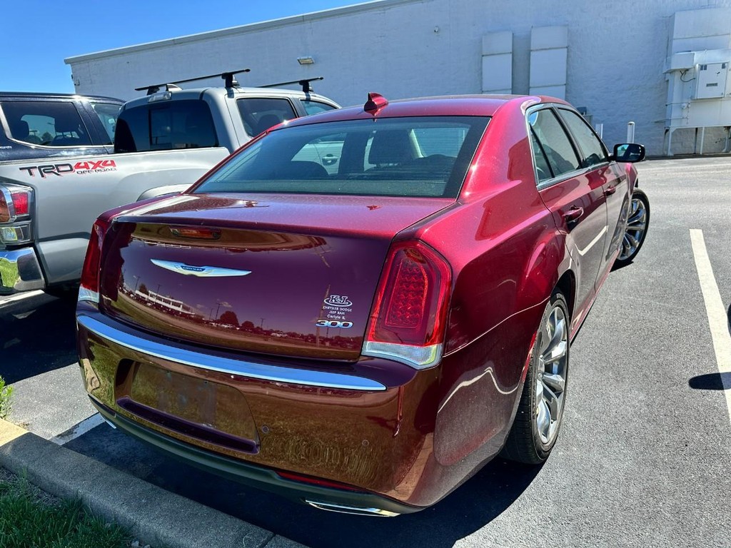 Chrysler 300 Vehicle Full-screen Gallery Image 03