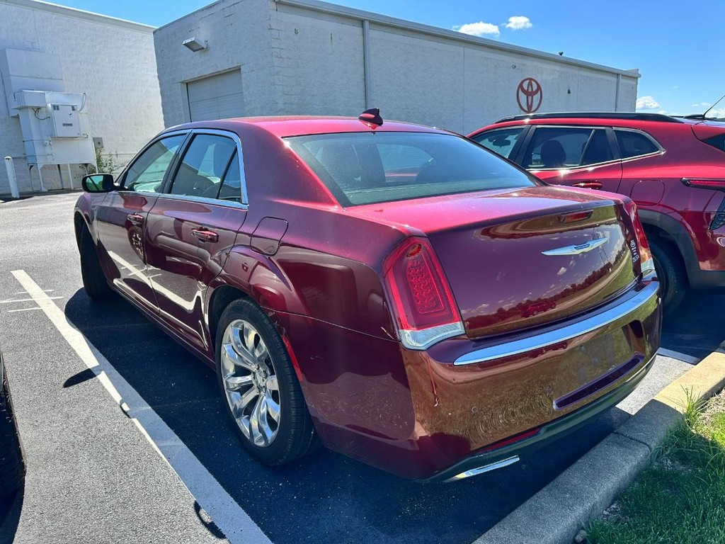 Chrysler 300 Vehicle Full-screen Gallery Image 04