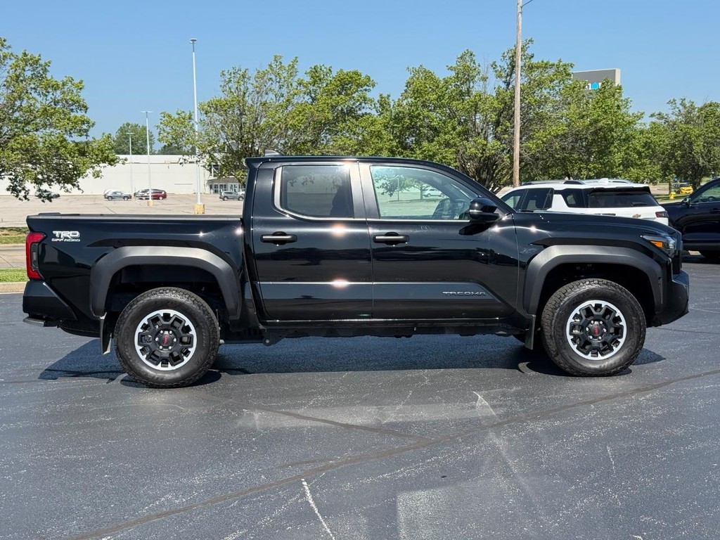 Toyota Tacoma 4WD Vehicle Full-screen Gallery Image 02