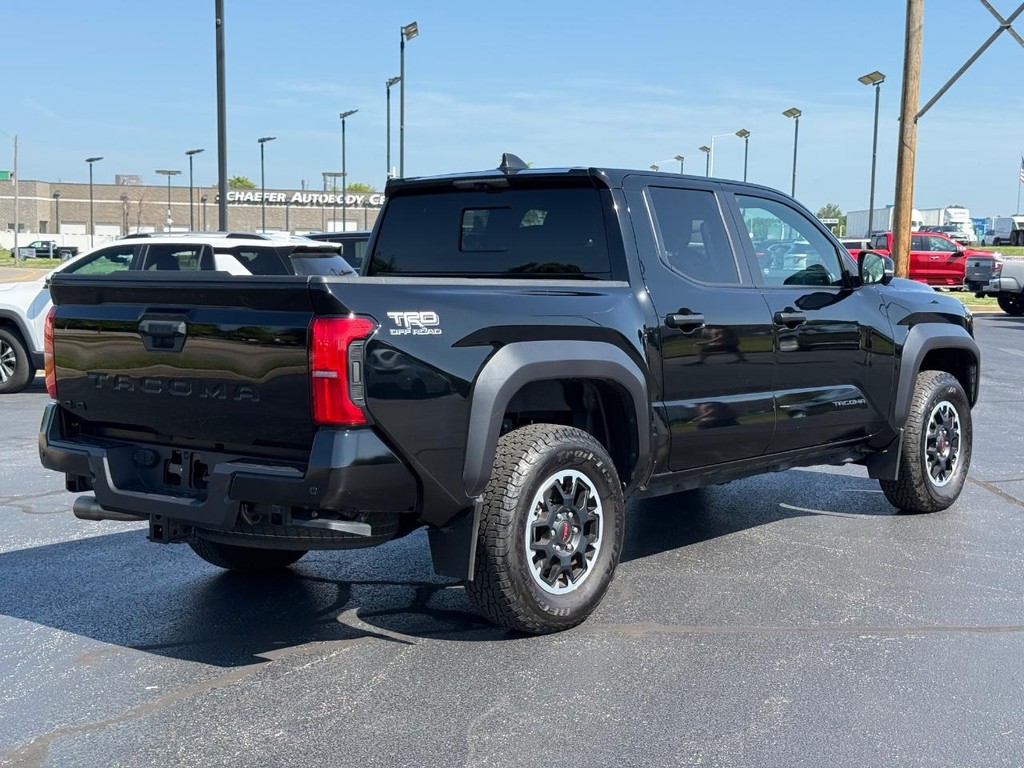 Toyota Tacoma 4WD Vehicle Full-screen Gallery Image 04