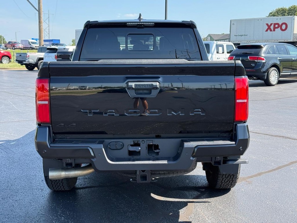Toyota Tacoma 4WD Vehicle Full-screen Gallery Image 05