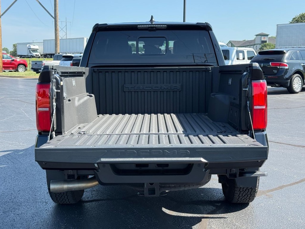 Toyota Tacoma 4WD Vehicle Full-screen Gallery Image 07