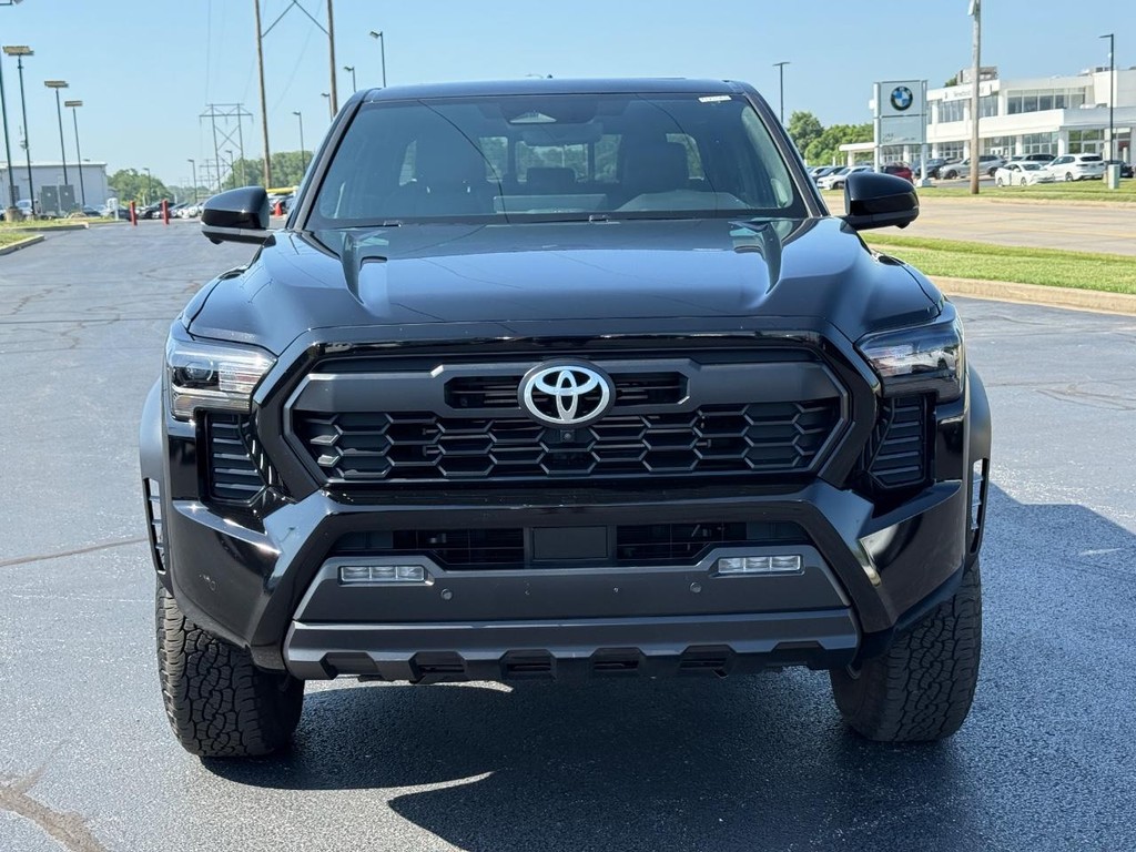 Toyota Tacoma 4WD Vehicle Full-screen Gallery Image 10