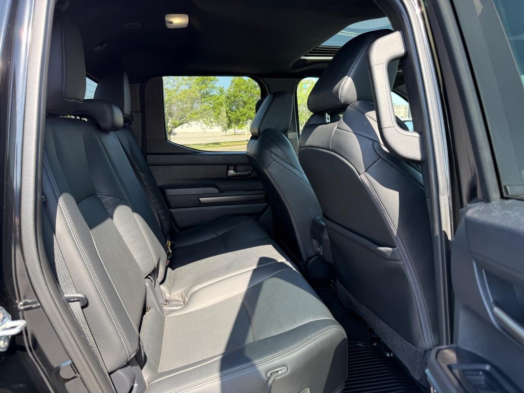 Toyota Tacoma 4WD Vehicle Full-screen Gallery Image 11