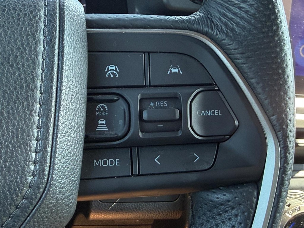 Toyota Tacoma 4WD Vehicle Full-screen Gallery Image 15