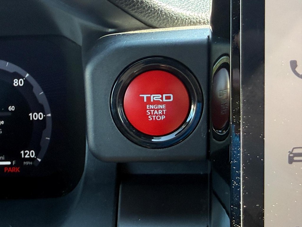 Toyota Tacoma 4WD Vehicle Full-screen Gallery Image 16