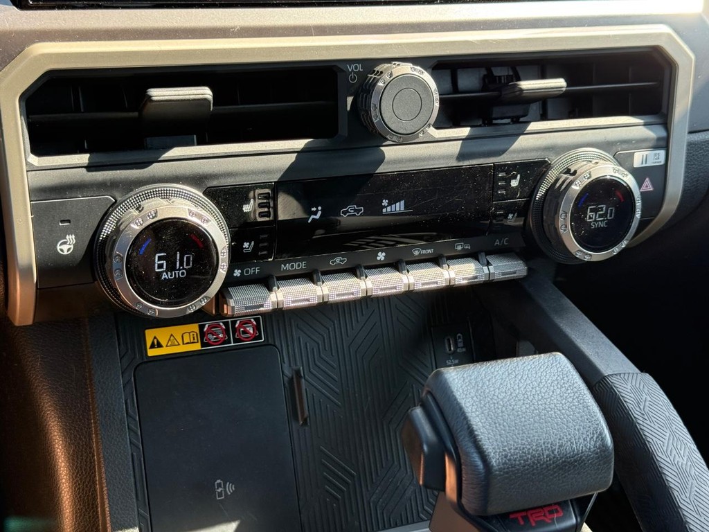 Toyota Tacoma 4WD Vehicle Full-screen Gallery Image 19