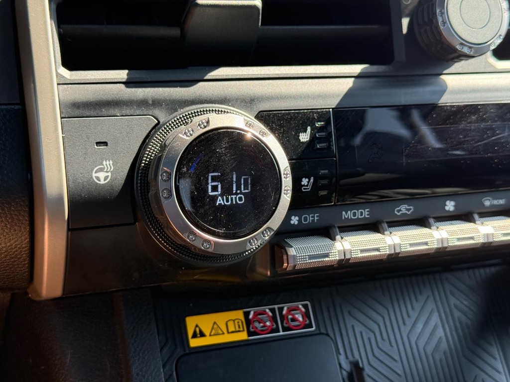 Toyota Tacoma 4WD Vehicle Full-screen Gallery Image 20