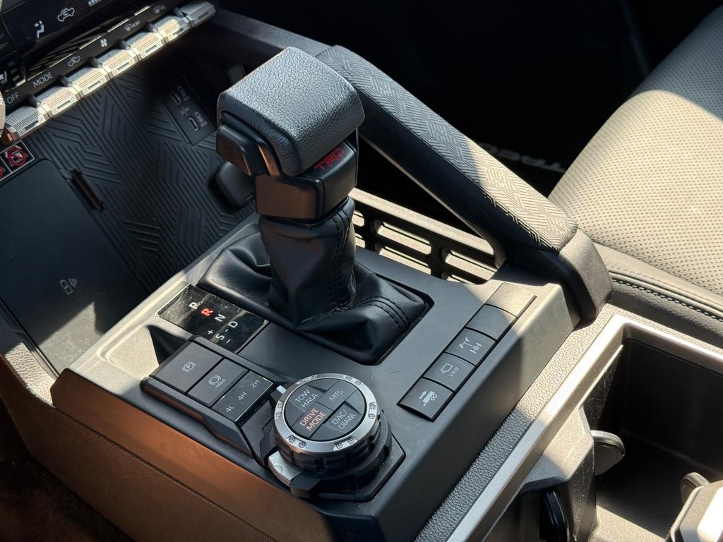Toyota Tacoma 4WD Vehicle Full-screen Gallery Image 21