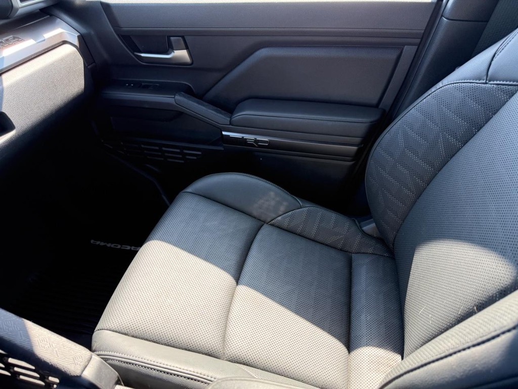 Toyota Tacoma 4WD Vehicle Full-screen Gallery Image 22