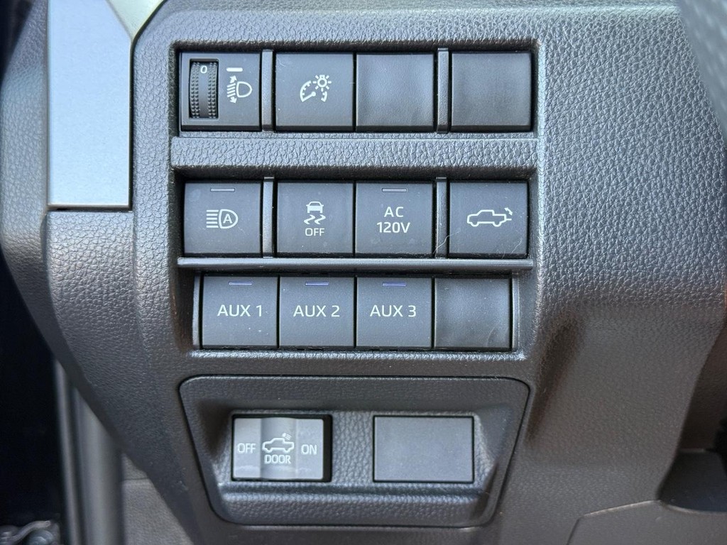 Toyota Tacoma 4WD Vehicle Full-screen Gallery Image 24