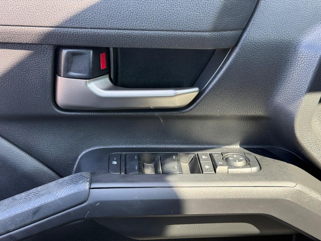 Toyota Tacoma 4WD Vehicle Full-screen Gallery Image 25