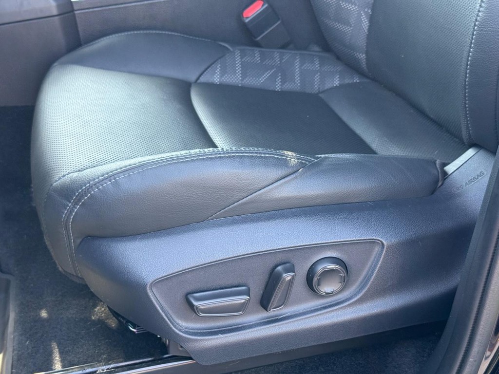 Toyota Tacoma 4WD Vehicle Full-screen Gallery Image 26