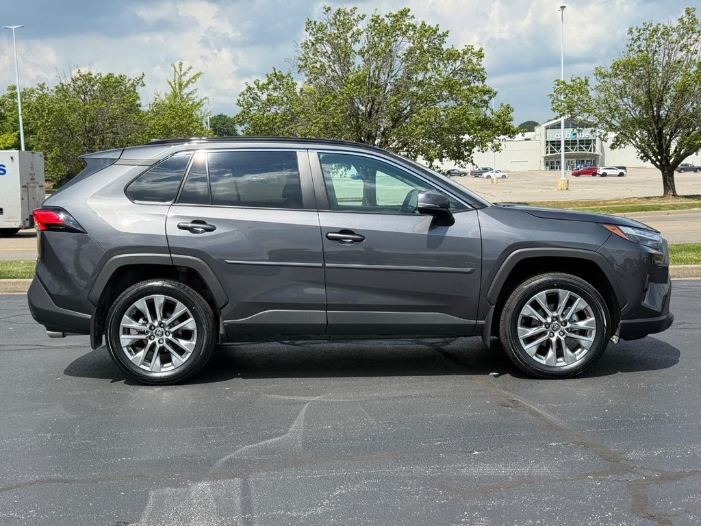 Toyota RAV4 Vehicle Full-screen Gallery Image 02