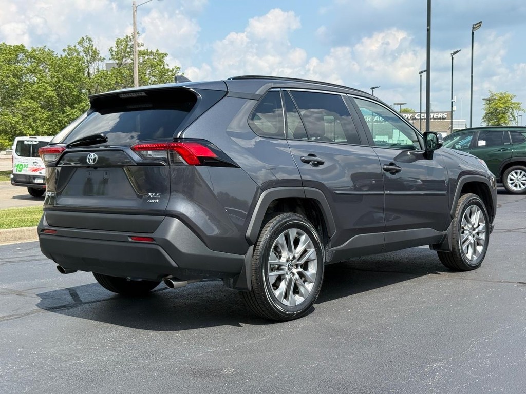 Toyota RAV4 Vehicle Full-screen Gallery Image 04