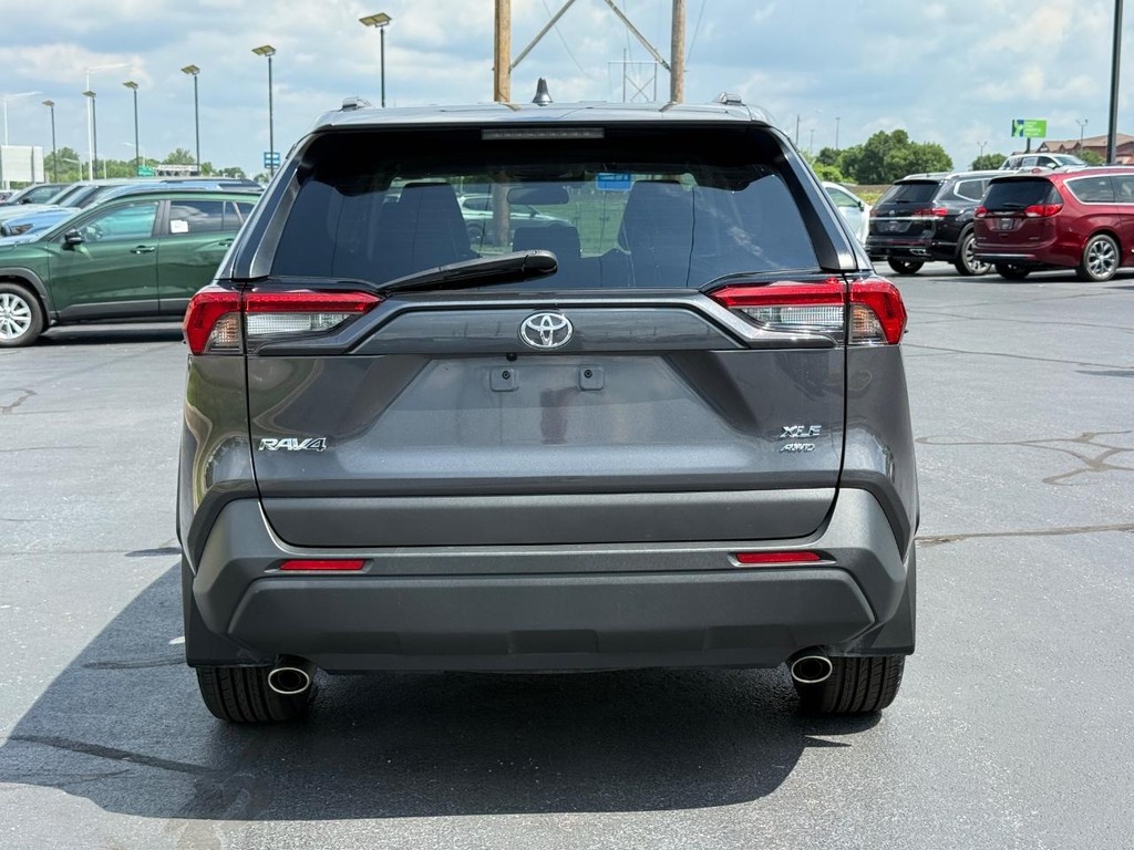 Toyota RAV4 Vehicle Full-screen Gallery Image 05