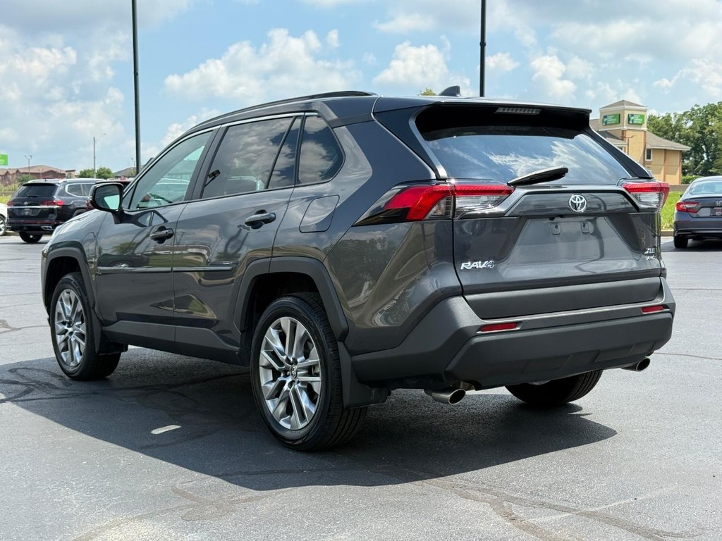 Toyota RAV4 Vehicle Full-screen Gallery Image 06