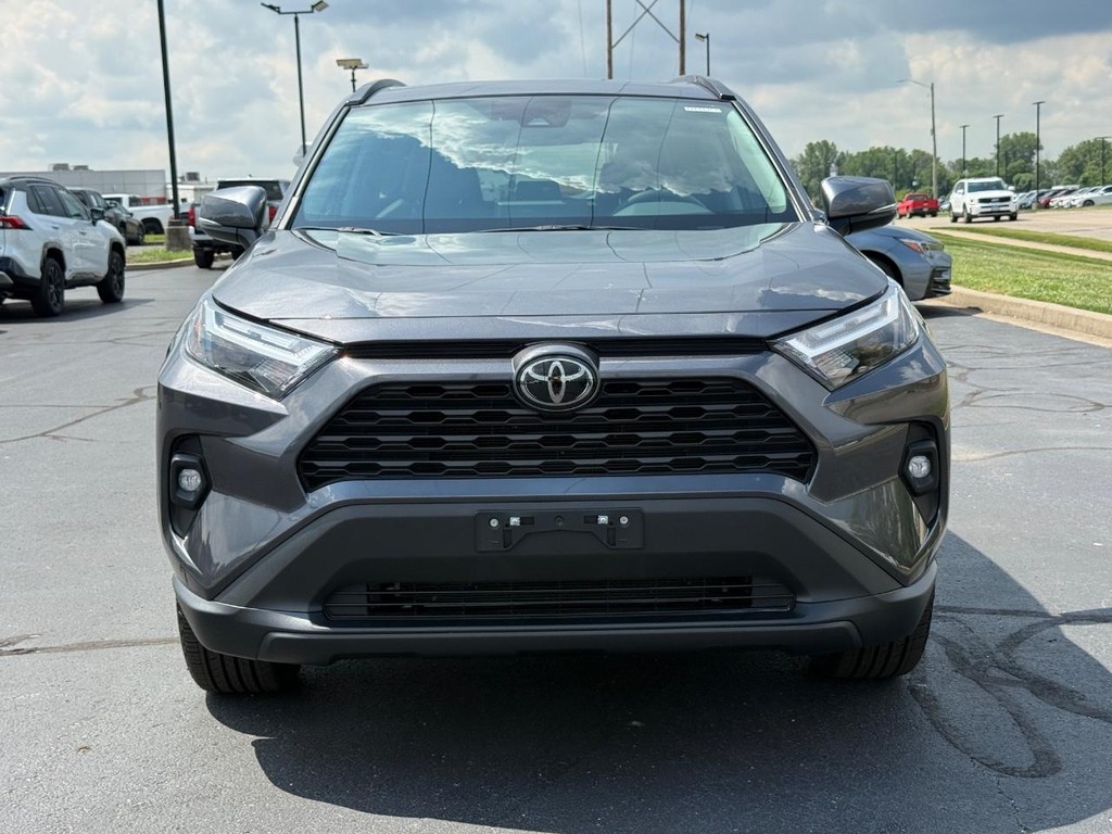 Toyota RAV4 Vehicle Full-screen Gallery Image 10