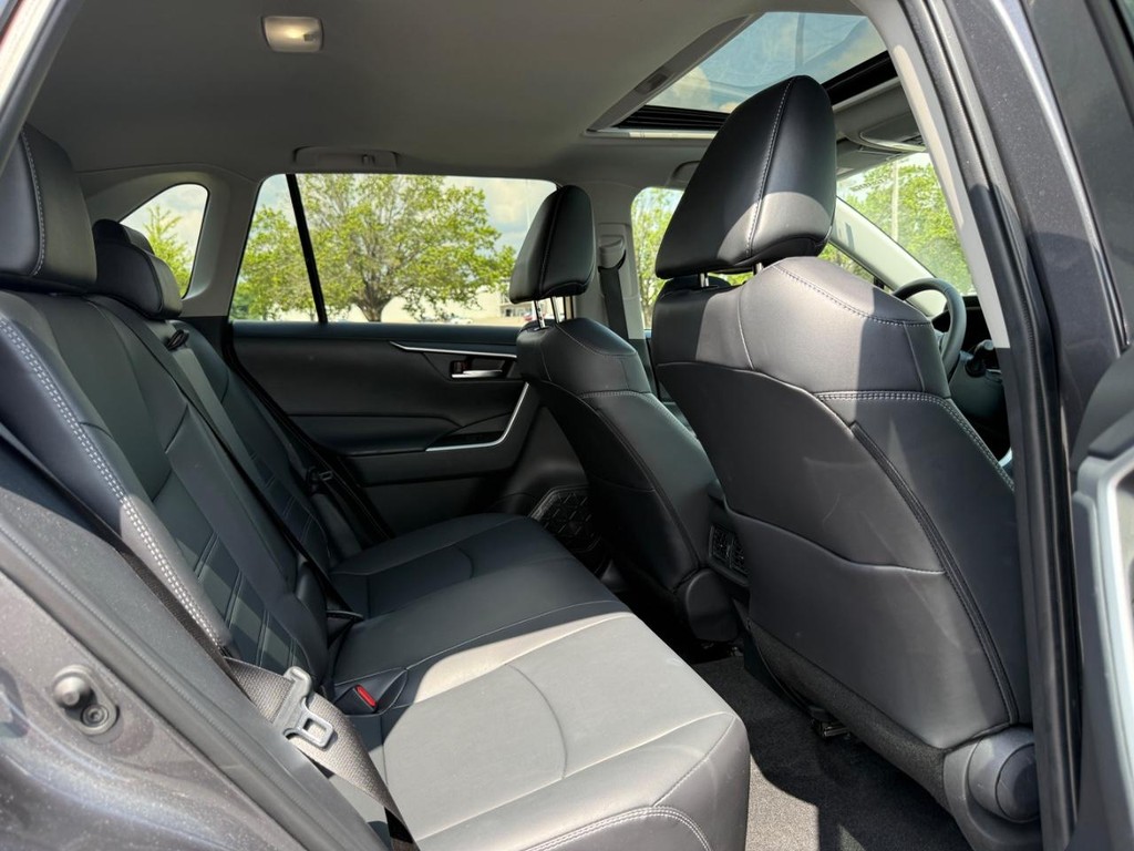 Toyota RAV4 Vehicle Full-screen Gallery Image 11