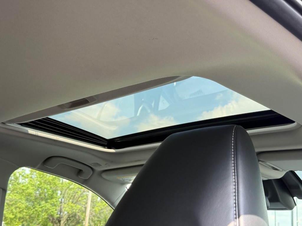 Toyota RAV4 Vehicle Full-screen Gallery Image 12
