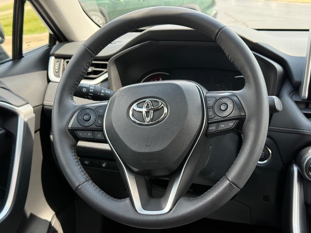 Toyota RAV4 Vehicle Full-screen Gallery Image 13