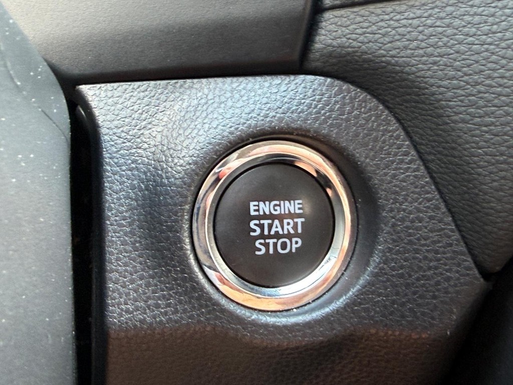 Toyota RAV4 Vehicle Full-screen Gallery Image 16