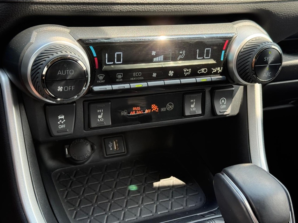 Toyota RAV4 Vehicle Full-screen Gallery Image 19