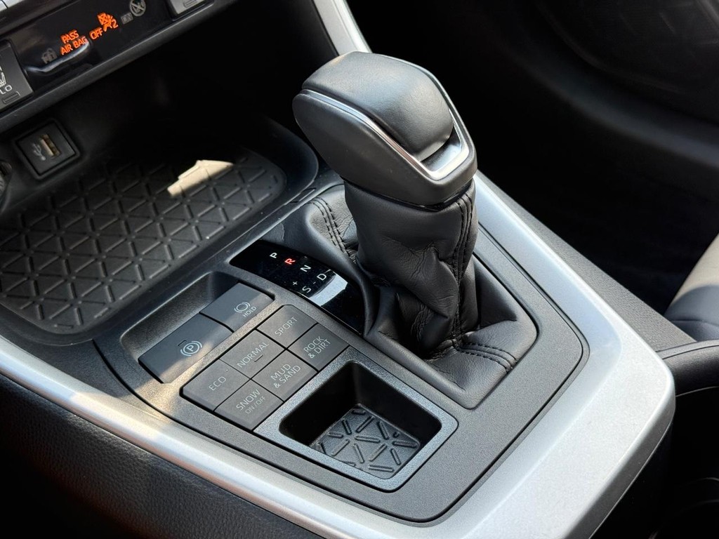 Toyota RAV4 Vehicle Full-screen Gallery Image 20