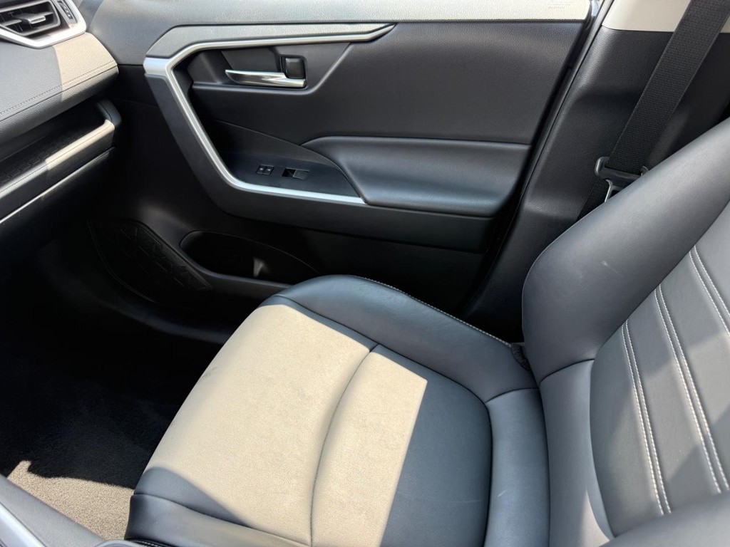 Toyota RAV4 Vehicle Full-screen Gallery Image 21