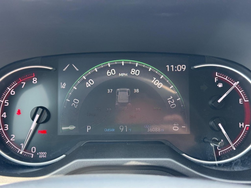 Toyota RAV4 Vehicle Full-screen Gallery Image 22