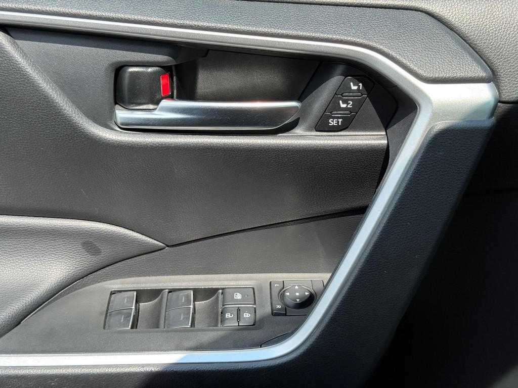 Toyota RAV4 Vehicle Full-screen Gallery Image 24