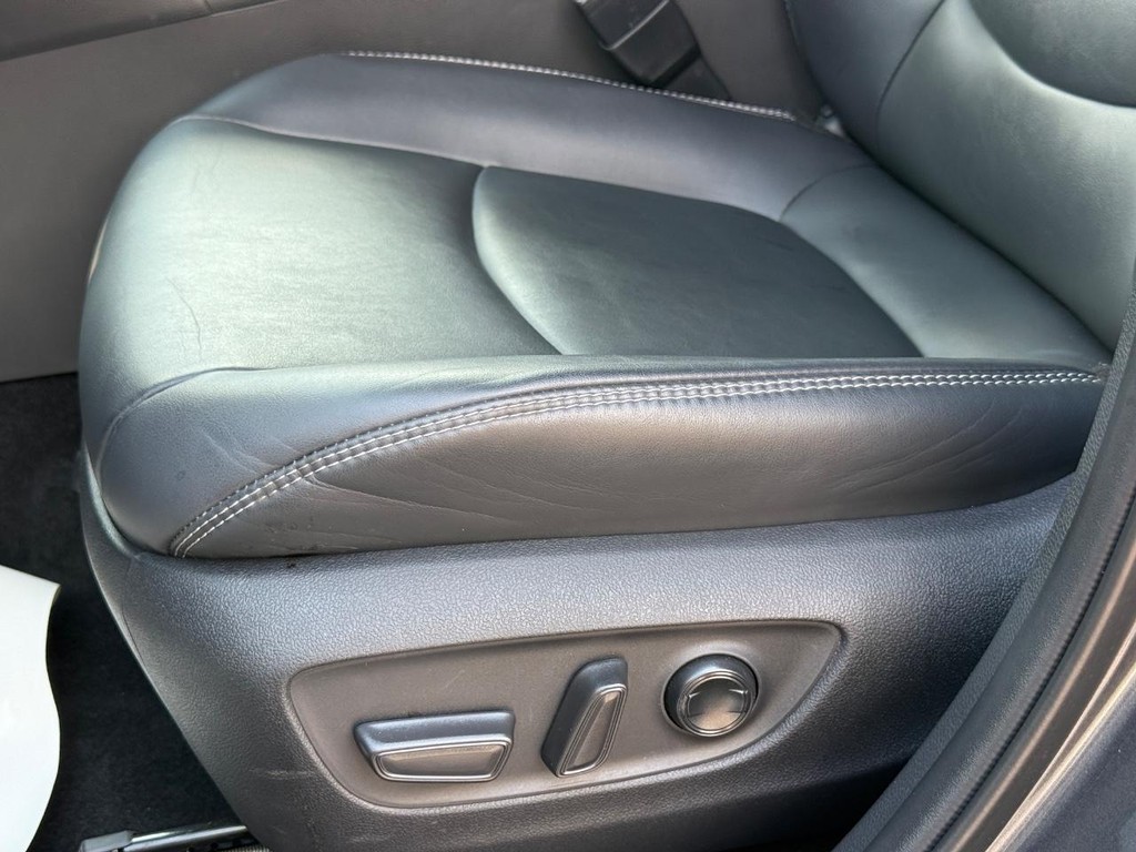 Toyota RAV4 Vehicle Full-screen Gallery Image 25