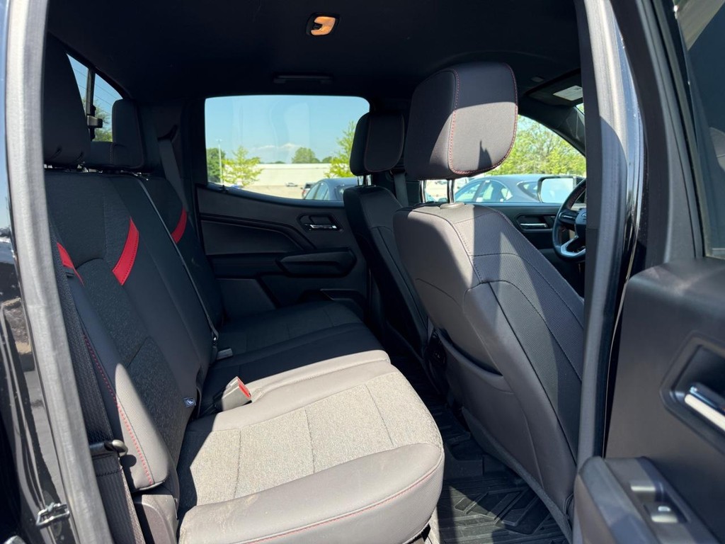 Chevrolet Colorado Vehicle Full-screen Gallery Image 11