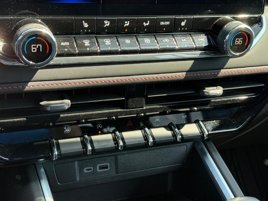 Chevrolet Colorado Vehicle Full-screen Gallery Image 17