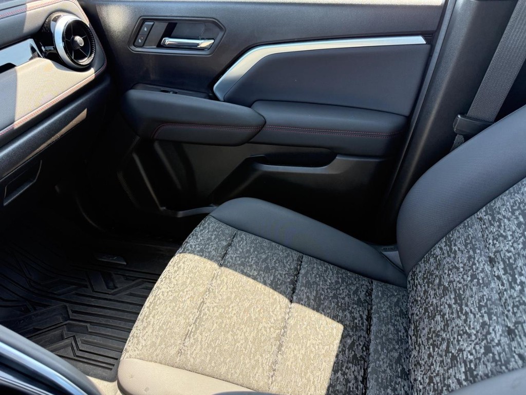 Chevrolet Colorado Vehicle Full-screen Gallery Image 19