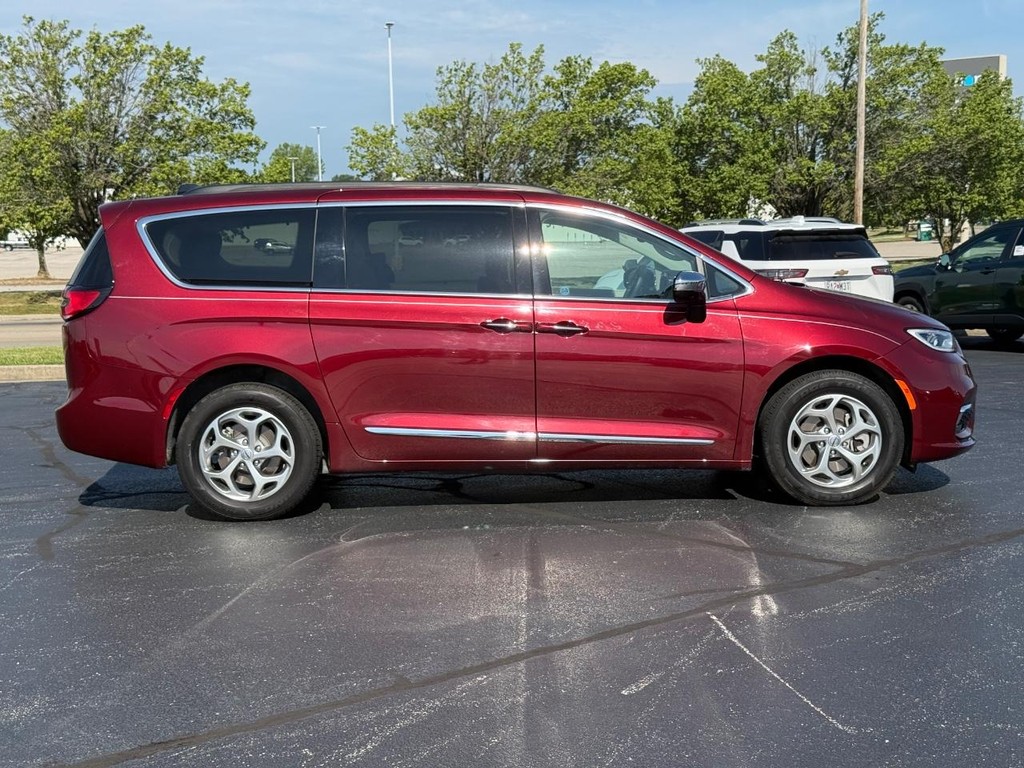 Chrysler Pacifica Vehicle Full-screen Gallery Image 02