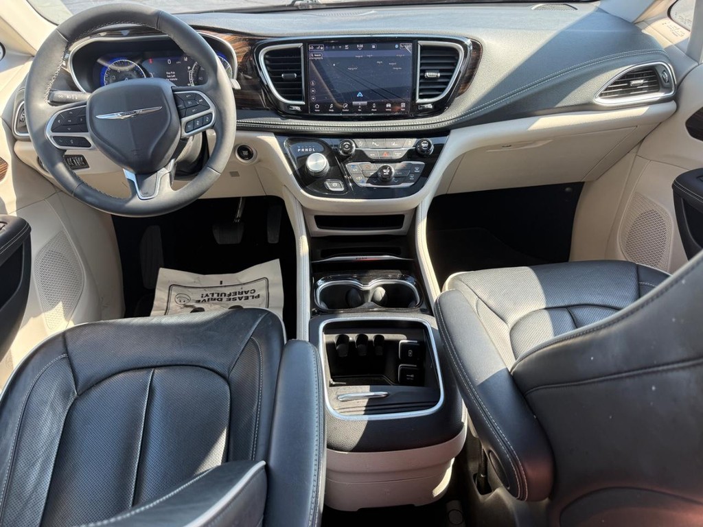 Chrysler Pacifica Vehicle Full-screen Gallery Image 03