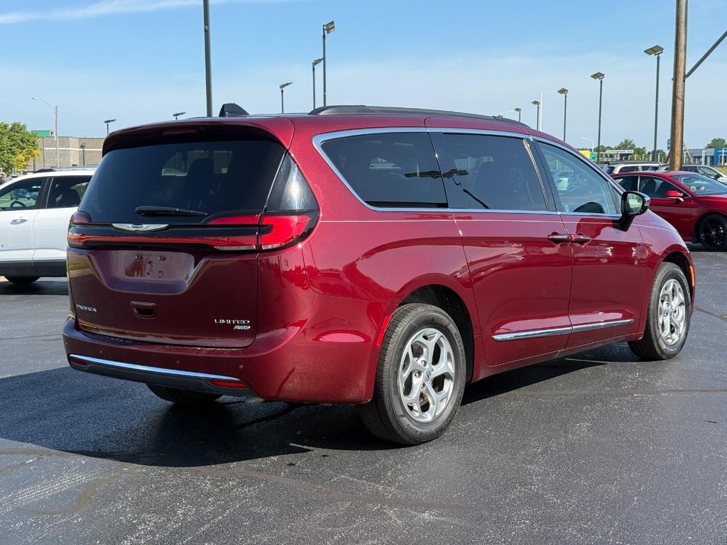 Chrysler Pacifica Vehicle Full-screen Gallery Image 04