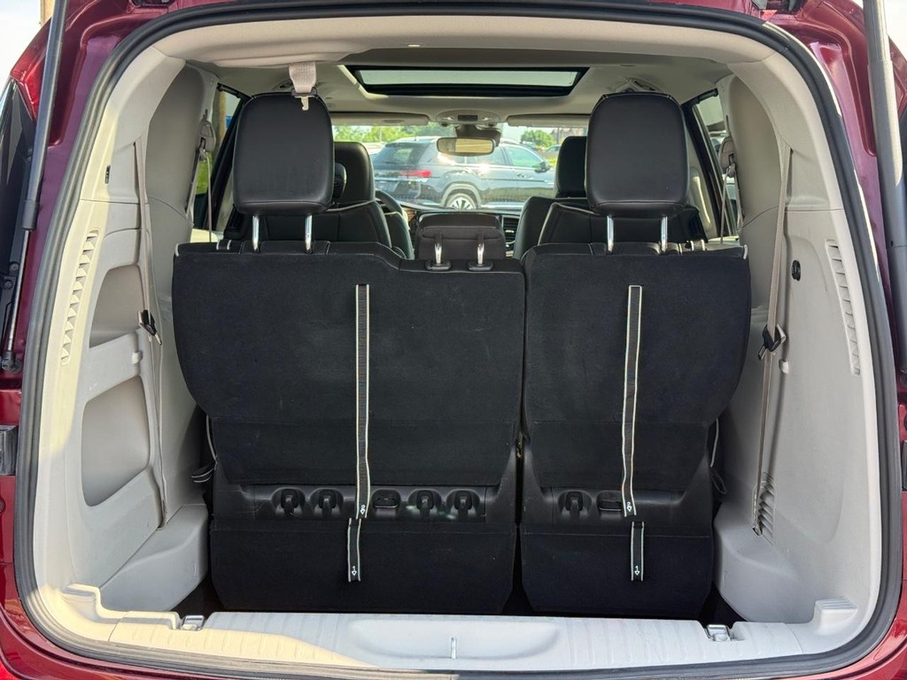 Chrysler Pacifica Vehicle Full-screen Gallery Image 07