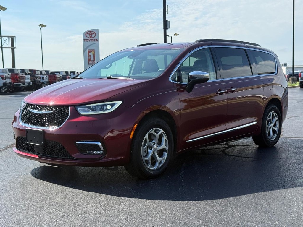 Chrysler Pacifica Vehicle Full-screen Gallery Image 09