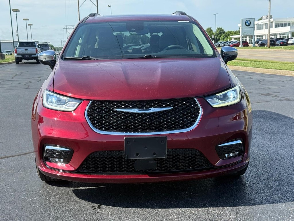 Chrysler Pacifica Vehicle Full-screen Gallery Image 10