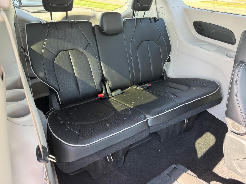 Chrysler Pacifica Vehicle Full-screen Gallery Image 11