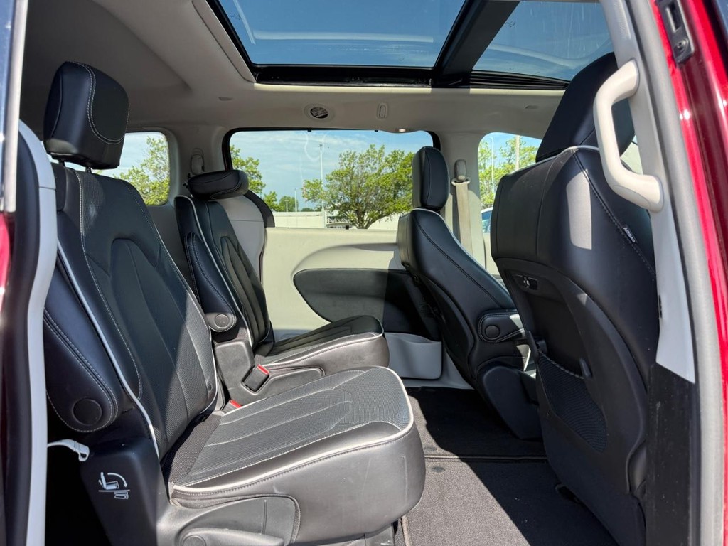 Chrysler Pacifica Vehicle Full-screen Gallery Image 12