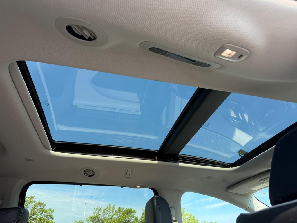 Chrysler Pacifica Vehicle Full-screen Gallery Image 13
