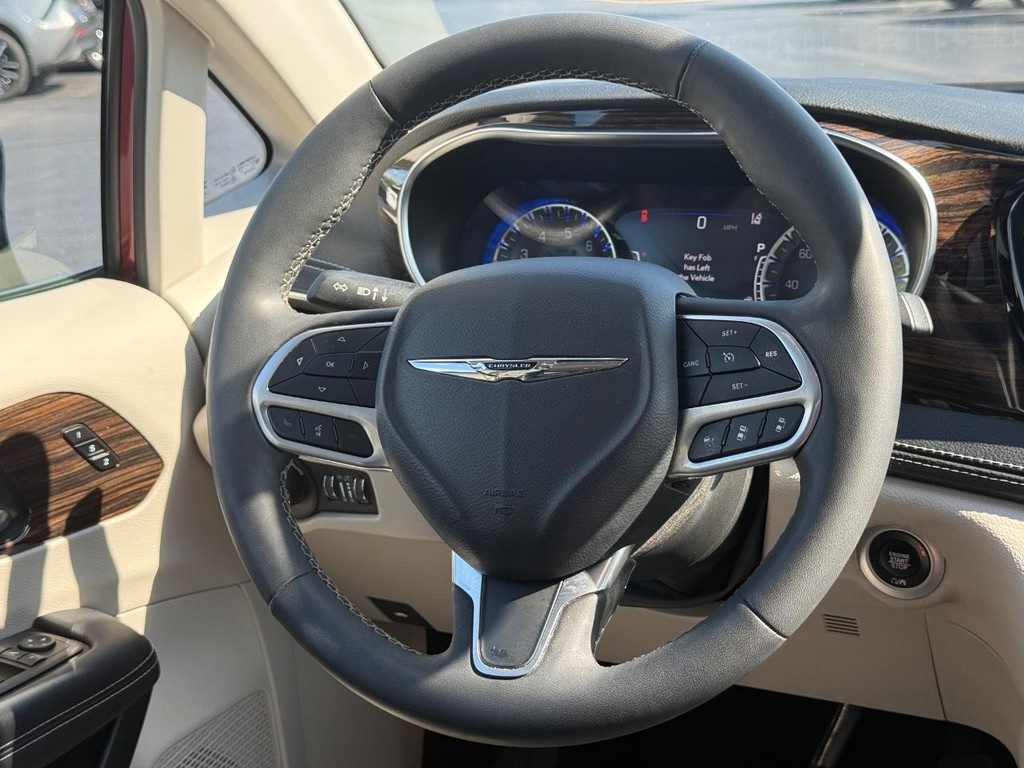 Chrysler Pacifica Vehicle Full-screen Gallery Image 14
