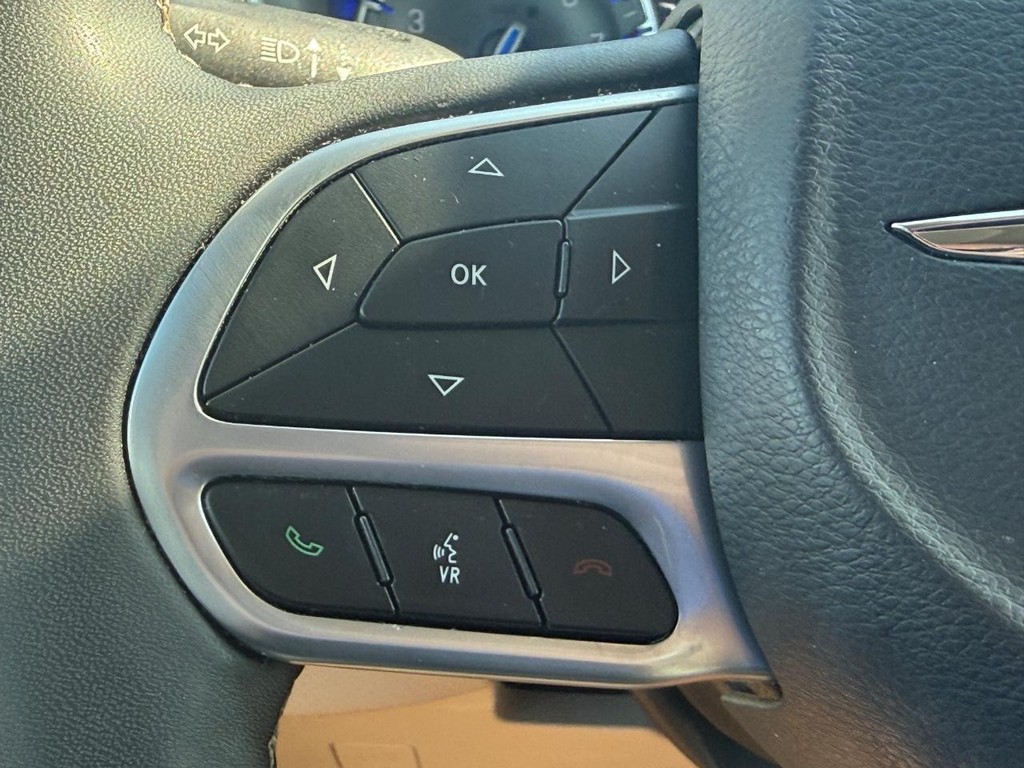 Chrysler Pacifica Vehicle Full-screen Gallery Image 15